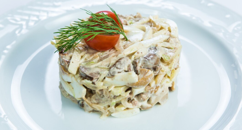 Улетит первым с новогоднего стола, не успеете моргнуть: нежнейший салат «Изумрудный» с грибами и курицей