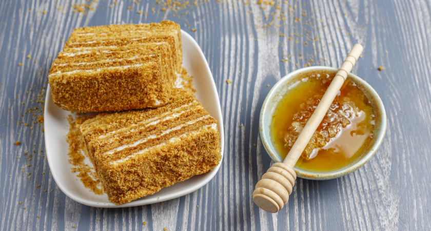 Проще десерта не придумаешь: «ленивый» медовик за 10 минут – классический торт в подметки не годится