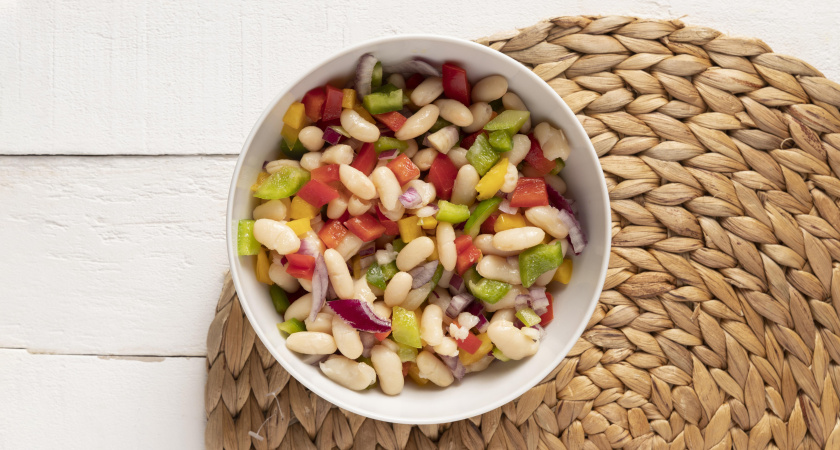 Новогодний салат с фасолью «Бомба вкуса» готовим за 5 минут: ничего варить не надо — гости вылижут тарелки в восторге