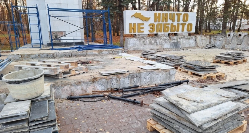 В Костроме к закрытому на ремонт Вечному огню каждый день приносят цветы