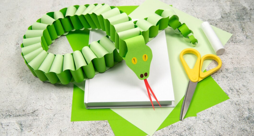 До боя курантов поставьте на подоконник только 1 предмет — Зеленая Деревянная Змея обязательно наградит удачей в Новом году