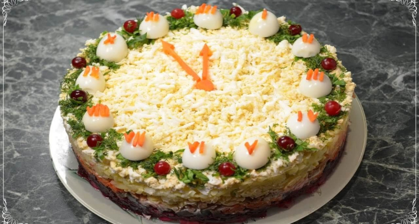 Удивите гостей на Новый год 2025 салатом «Новогодняя ночь»: Зеленая Деревянная Змея оценит кулинарное новшество