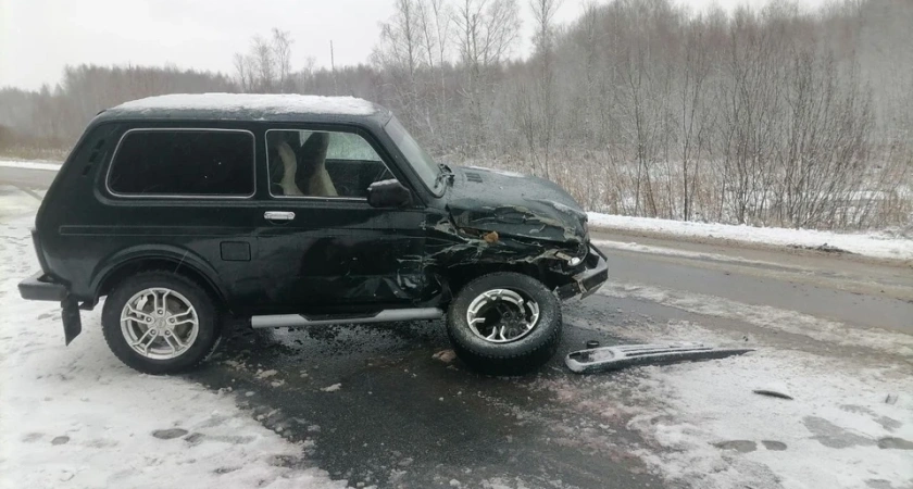 В Костромской области иномарка протаранила машину с двумя несовершеннолетними детьми