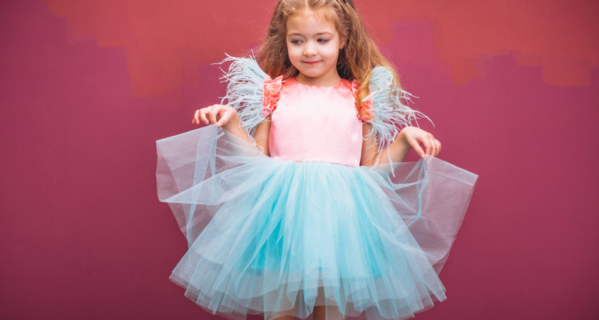 Носится долго и не надоедает: как выбрать детское нарядное платье