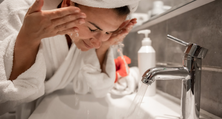 Скинете 10 лет – начните умываться этим раствором: всего 2 ингредиента в составе