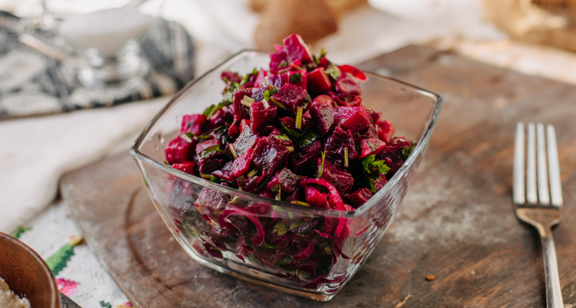 Новый соперник у «Шубы»: готовим необычный свекольный салат с уникальным ингредиентом — без слоев и тонны майонеза