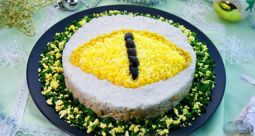 Достойная замена «Оливье»: сытный салат «Глаз змеи» — станет настоящим хитом праздничного стола и привлечет удачу