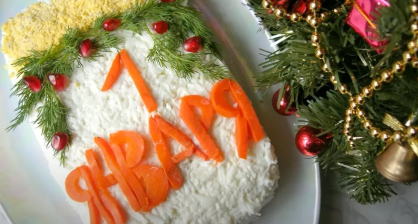 Салат «Календарь» на Новый год: оценят не только гости, но и Зеленая Деревянная Змея одарит благами