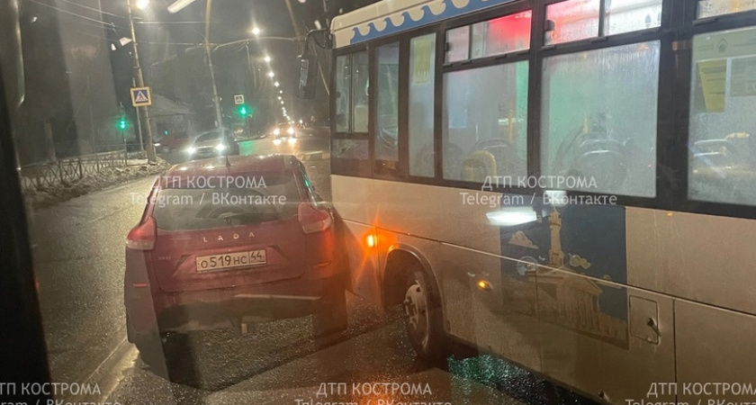 В Костроме автобус с пассажирами столкнулся с "Ладой Икс-Рей"