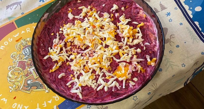 Вы всегда делали это неправильно, селёдка — не первая: как чередовать слои в салате «Сельдь под шубой» — получается ещё вкуснее