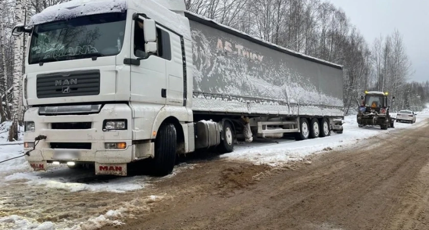 В Костроме полицейские помогли водителю фуры из Рязани починить и вытащить из снежного плена машину