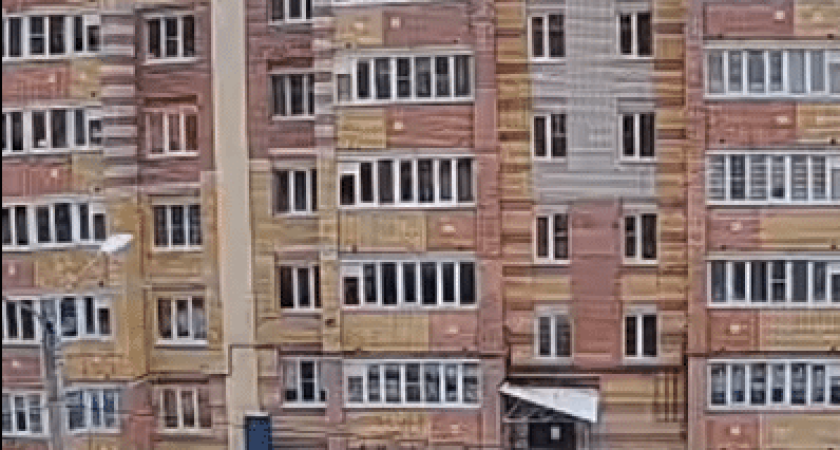 В Костроме на улице Ермакова неизвестный сбрасывает на головы прохожих бутылки, банки и петарды