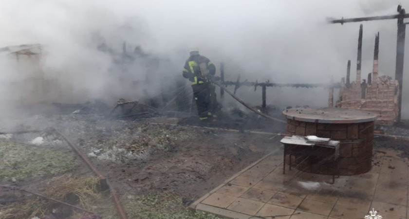 71-летний мужчина получил ожоги и отравился угарным газом при пожаре в жилом доме в Шарье