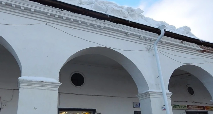 В Костроме арендаторов помещений в Торговых рядах будут наказывать за свисающие сосульки и снег