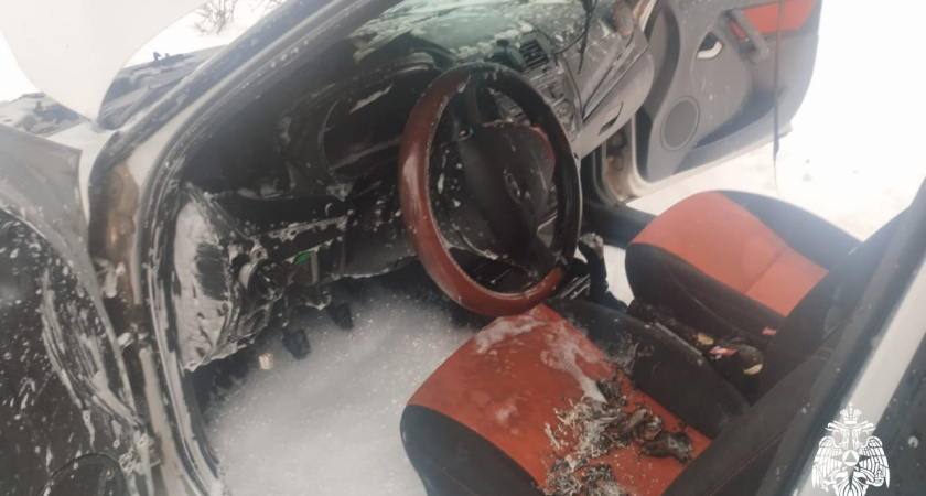 В Шарье на пересечении улиц Степановой и Октябрьской загорелся автомобиль