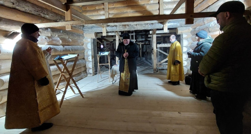 В строящейся под Костромой церкви провели первую службу