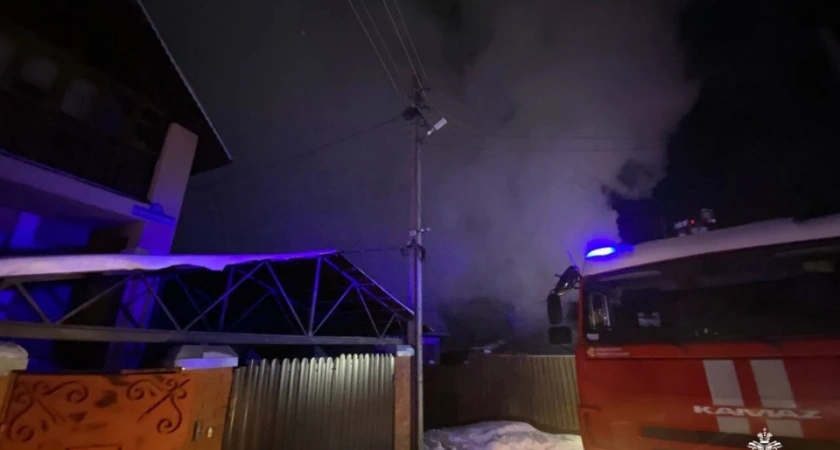 Пытались спасти вещи: в Костромской области двое жителей чуть не погибли при пожаре