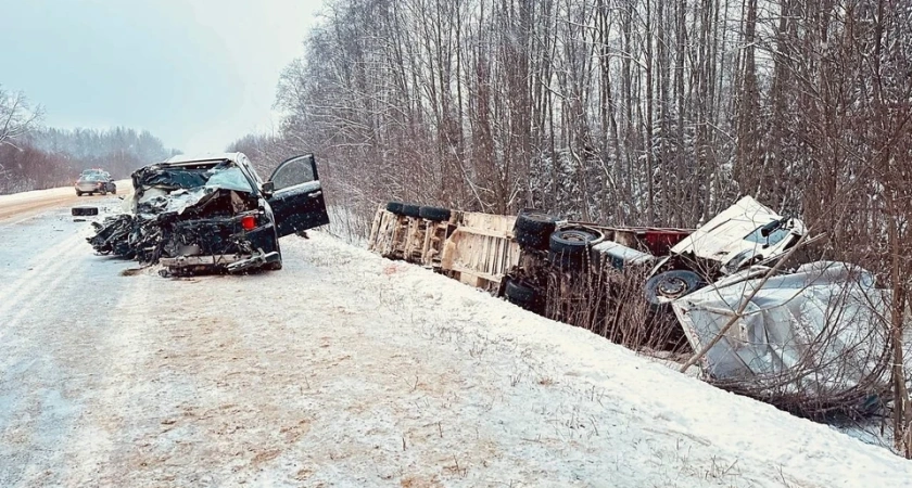 Пострадал один человек: на костромской трассе "МАЗ" вылетел в кювет после столкновения с "Лексусом"