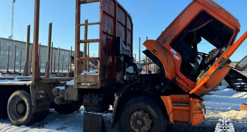 В Шарье загорелся лесовоз