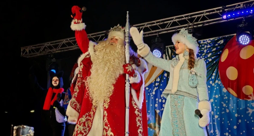 В Костроме Дед Мороз зажег огни на елках