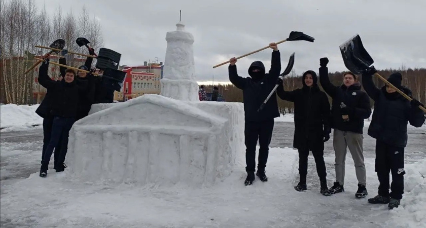 Костромичи слепили снежную мини-копию Пожарной каланчи