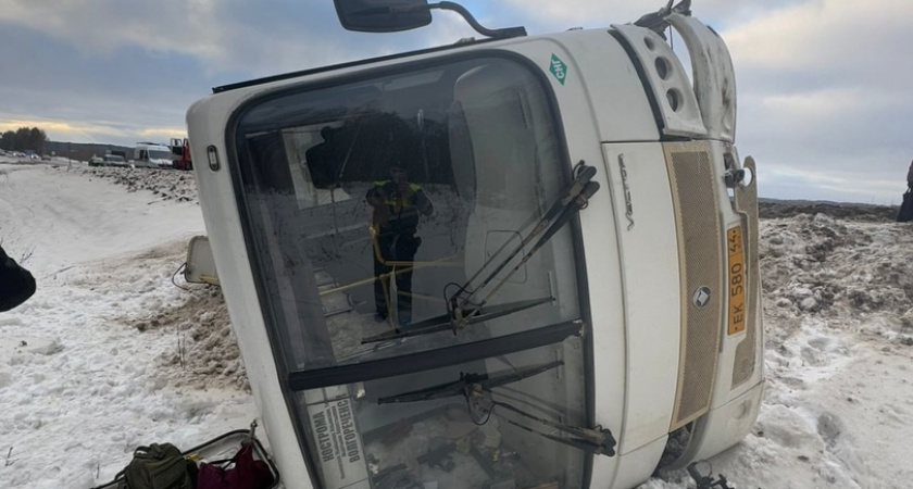 Остался без колеса: под Костромой рейсовый автобус с шестью пассажирами улетел в кювет