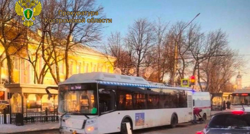 В Костроме произошла авария с пассажирским автобусом: пострадали 6 человек, трое из них дети