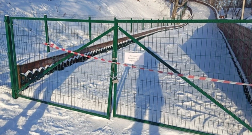 Костромичи ломают замки, чтобы покататься на горке у филармонии, рискуя жизнью