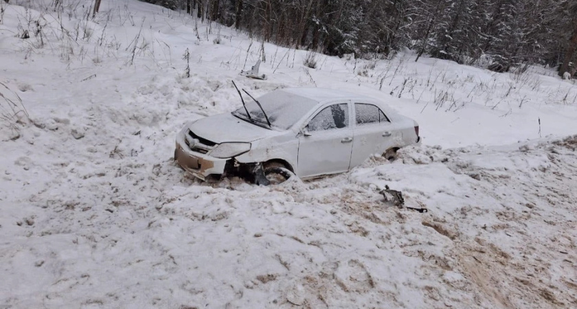 В Рождество на Костромской трассе иномарка угодила в кювет - что известно о пострадавших