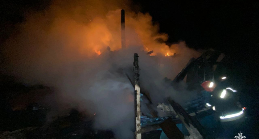 На пепелище в Нейском районе нашли тело мужчины