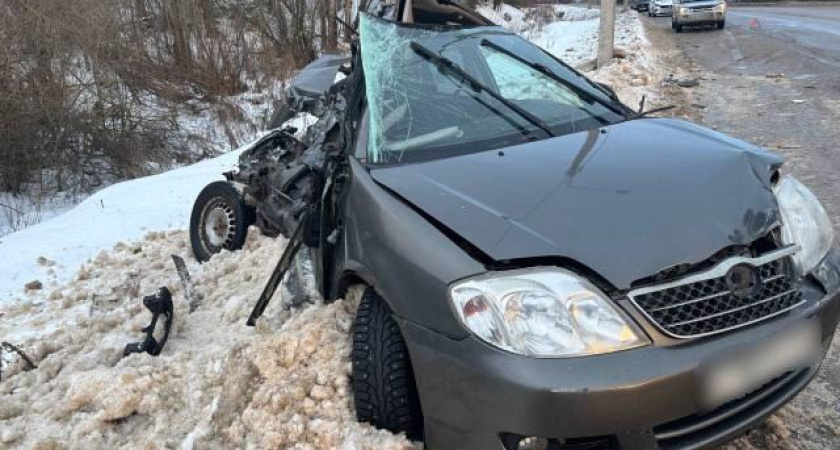 Одна ошибка едва не привела к трагедии: на костромской трассе легковушка протаранила автобус