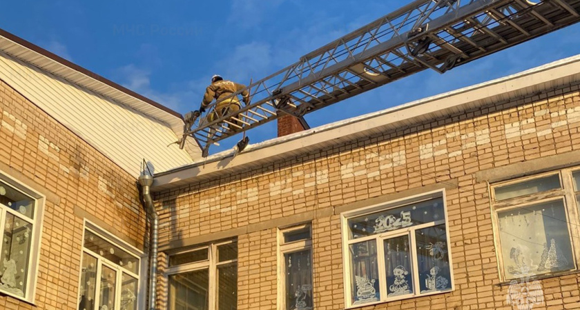 На голову ребенку точно ничего не упадет: костромские пожарные сбили сотни опасных сосулек с крыш детсадов