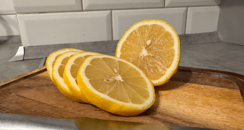 Разрезанный лимон всегда будет свежим минимум три месяца: запомните этот простой способ хранения