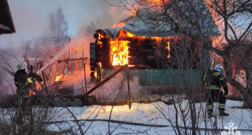 Прямо сейчас горит дачный дом: сотрудники МЧС пытаются потушить пожар, чтобы обошлось без жертв