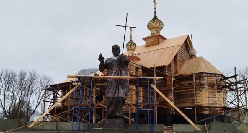 В Костроме на берегу Волги поставили памятник апостолу Андрею Первозванному