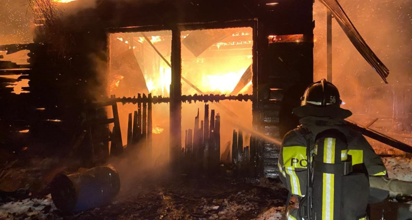 В Мантурово из-за неисправной печи сгорел гараж вместе с машиной