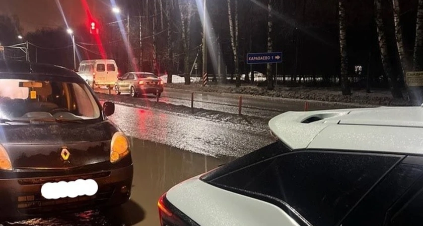 На дороге Кострома-Красное семь автомобилей один за другим пробили колеса