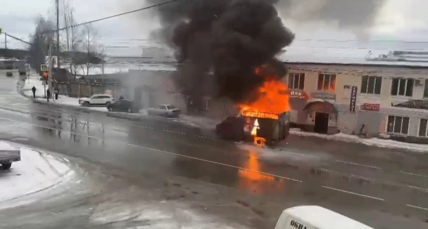 В Костроме на пересечении улиц Галичской и Смирнова сгорела припаркованная "ГАЗель"