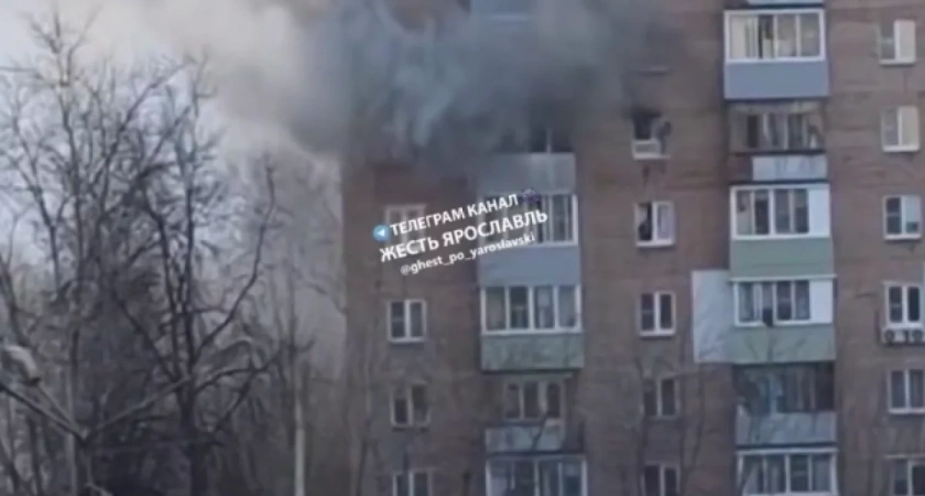 Ребенок спасался от огня на подоконнике: в Ярославле случился пожар в многоэтажке