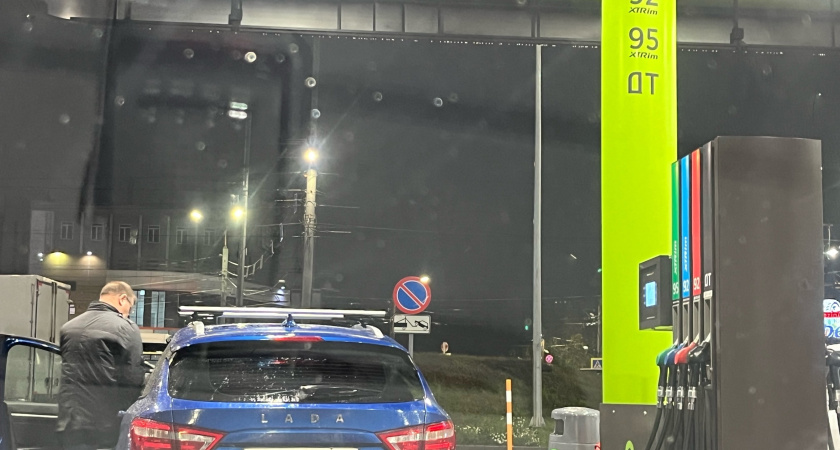 С помощью простой хитрости с заправочным пистолетом на АЗС можно залить полный бак бензина - куда нажимать