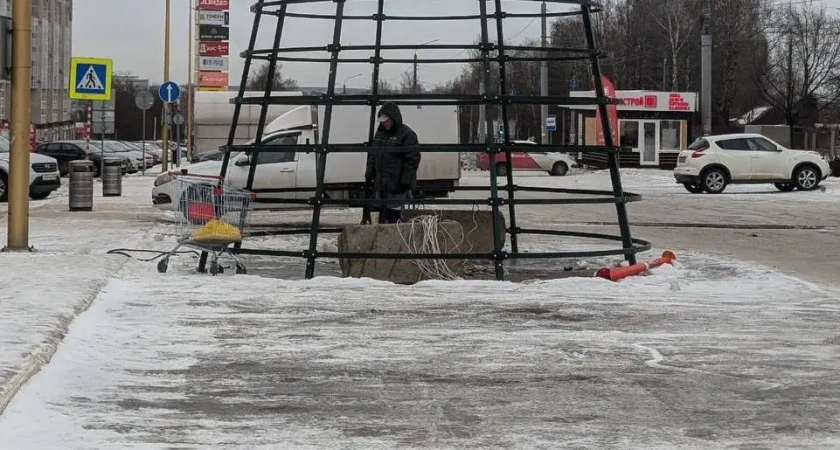 В Костроме начался демонтаж елок