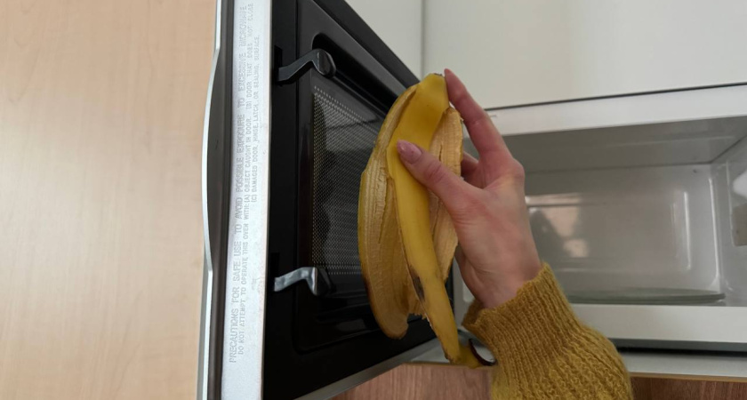 Беру банановую кожуру и натираю: мусор стал на вес золота - вот как использую в хозяйстве