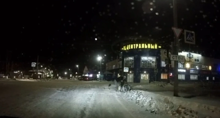 В Буе снежный вал перед тротуаром поднял колясочника на ноги