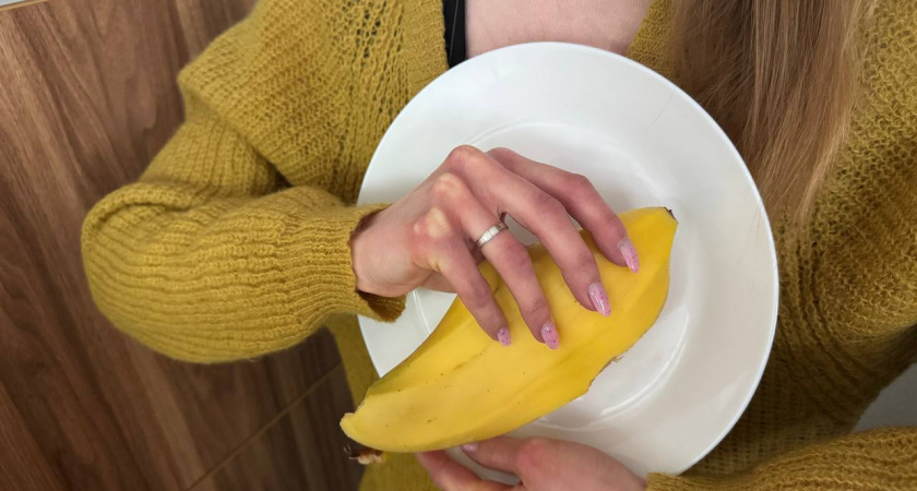 Банановую кожуру теперь собираю по соседям и натираю: обычный мусор стал на вес золота - вот как использую в хозяйстве