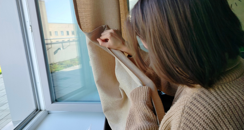 Из окон не будет дуть даже в метель: один предмет на подоконнике блокирует сквозняки и источает ароматы леса