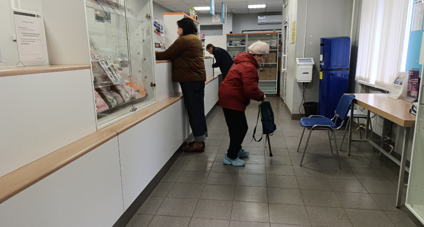 Пенсионеры массово забирают деньги из банков: таких выплат на нашем веку ещё не было