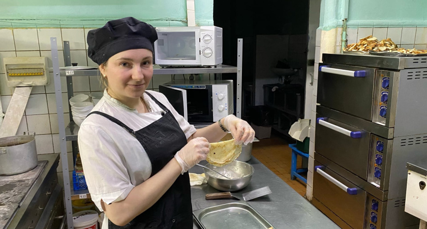 Вливаю это в тесто: блины получаются кружевные и очень вкусные — даже тоньше бумаги