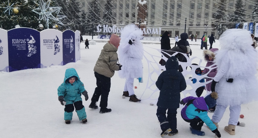 Все, кто получает пенсию или соцвыплаты на карту, получат по 1500 рублей: указ одобрен и подписан