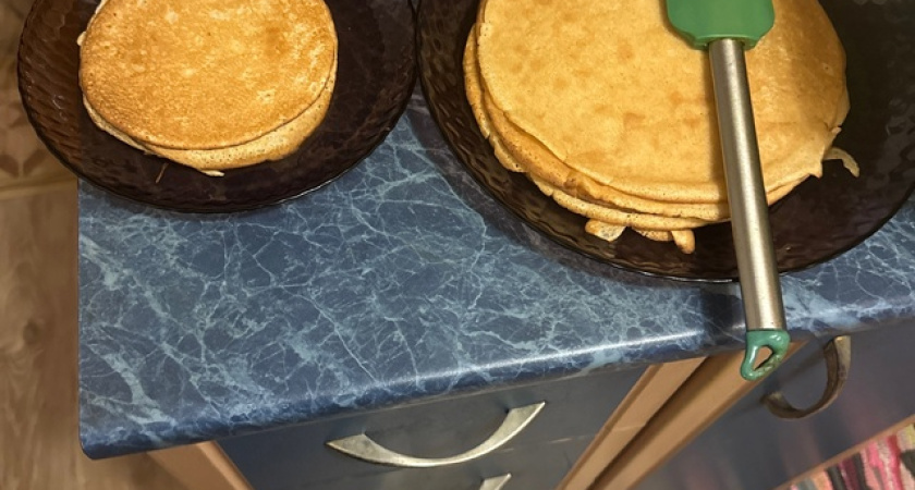 Вливаю совсем немного в тесто: блины получаются кружевные и очень вкусные — даже тоньше бумаги