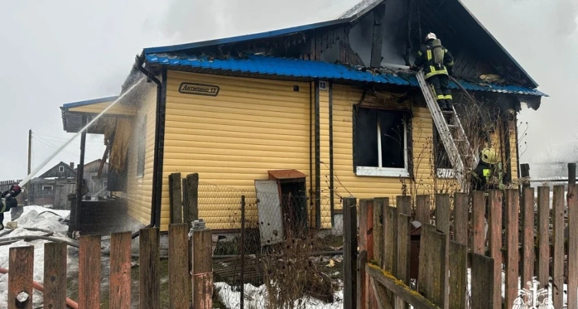 В Костромской области из-за проблем с электропроводкой сгорел жилой дом
